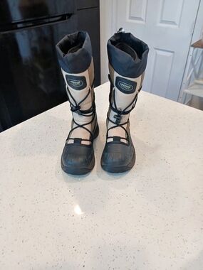 Size 8 -   Baffin Snogoose Winter Boot